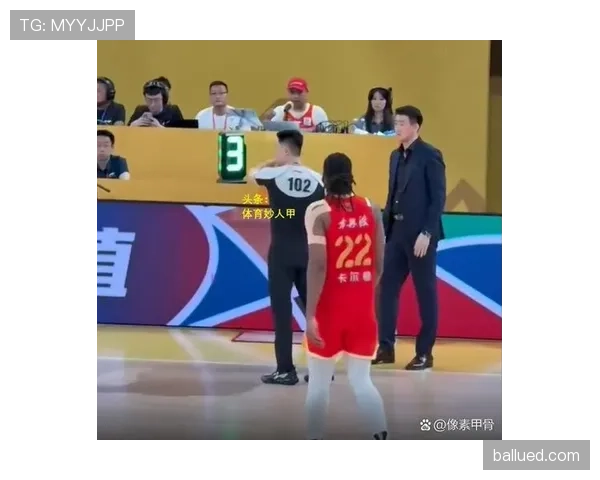 拉人犯规为何有时不吹?裁判判罚的三个关键尺度
